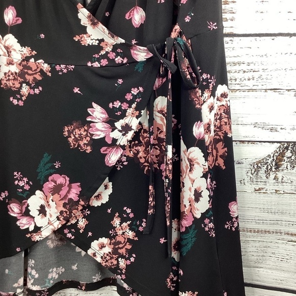 TORRID PLUS SIZE 3 3X WRAP TOP BLACK FLORAL BLOUSE FALL SPRING GUC - Picture 4 of 10